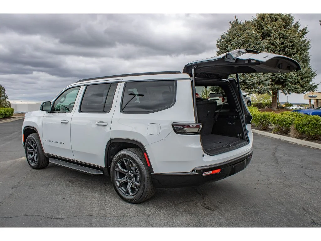 New 2026 Bright White Clear-Coat Exterior Paint Jeep Limited Altitude image 9