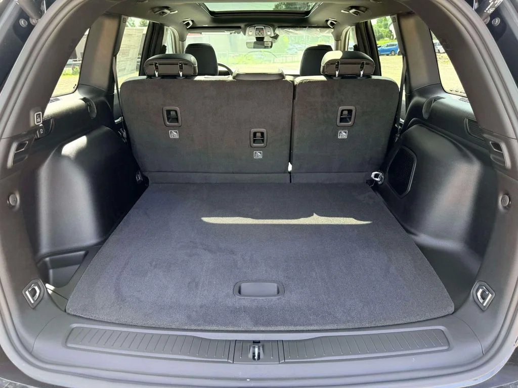 New 2026 Diamond Black Crystal Pearlcoat Jeep Limited image 10