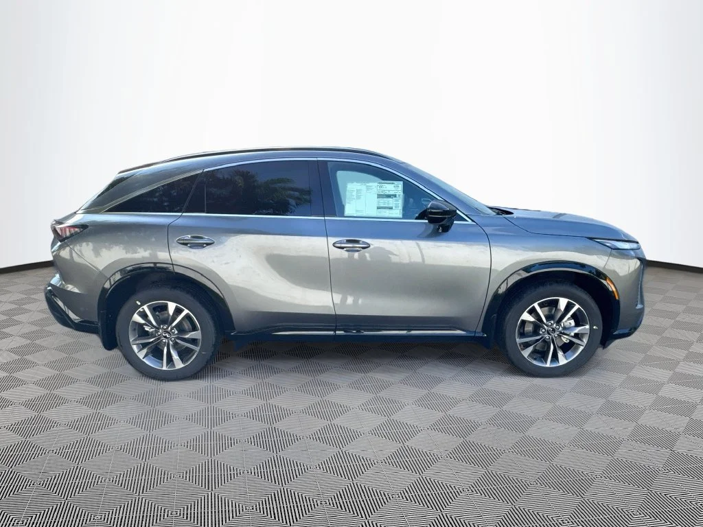 New 2027 GRAPHITE SHADOW INFINITI Luxe AWD image 4