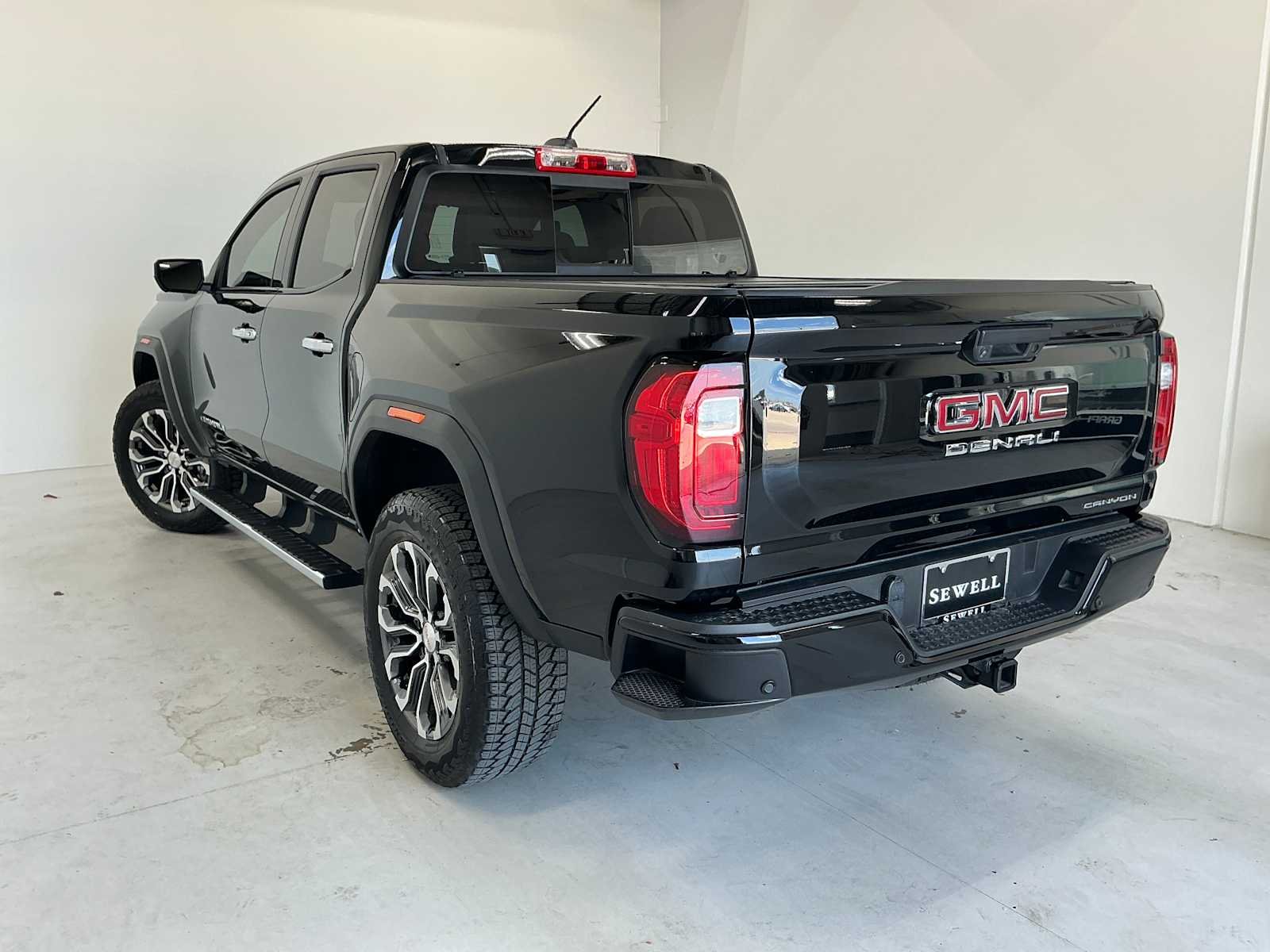 Used 2025 Onyx Black GMC 4WD Denali image 6