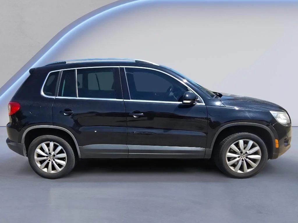 Used 2011 Deep Black Metallic Volkswagen SE 4Motion image 6