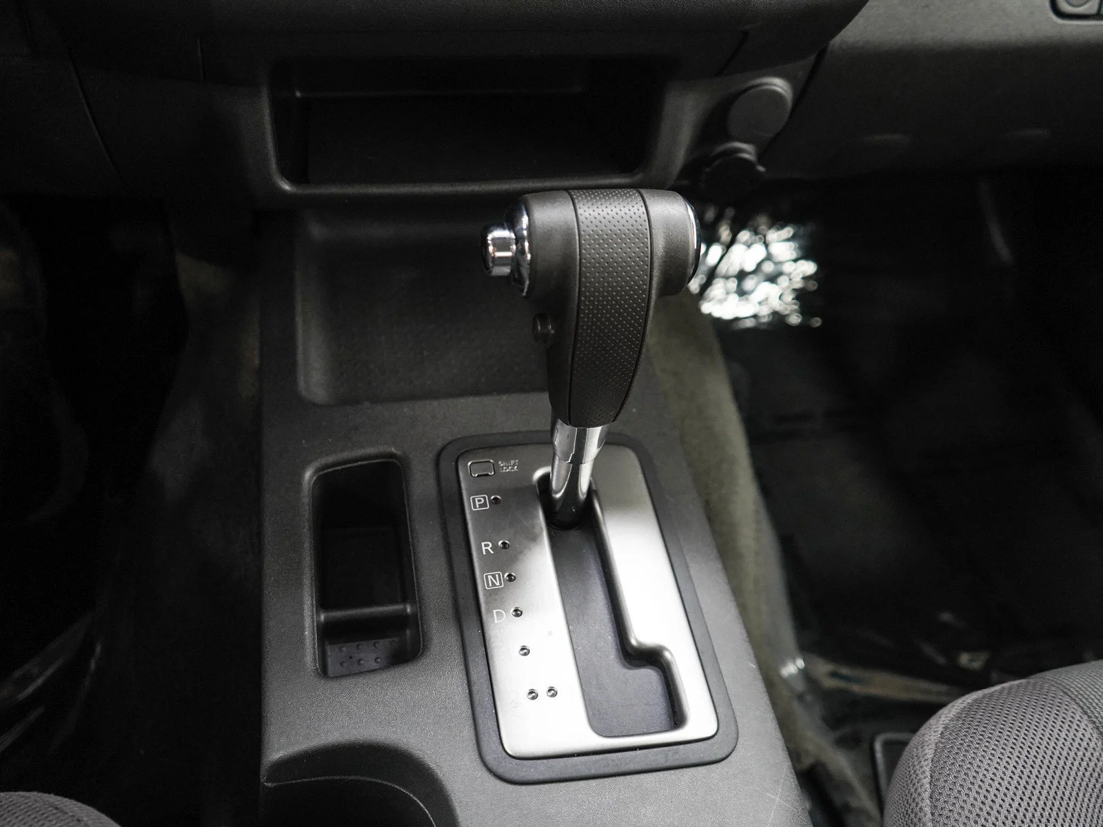 Used 2009 Silver Lightning Metallic Nissan SE image 17