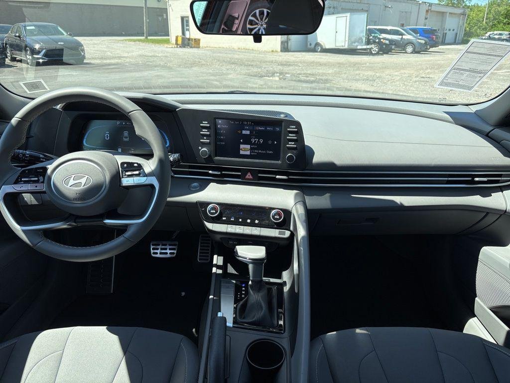 2025 Hyundai Elantra SEL - Photo 16