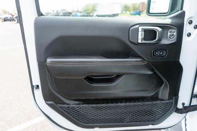 Used 2025  Jeep Sahara image 16