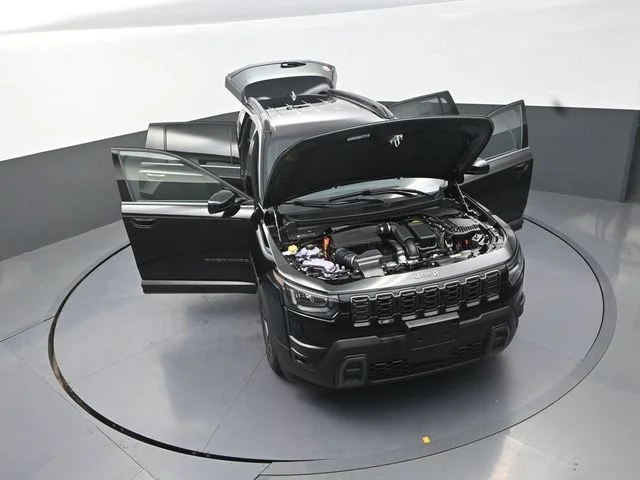 New 2026 Diamond Black Crystal Pearl-Coat Exterior Paint Jeep Laredo image 30