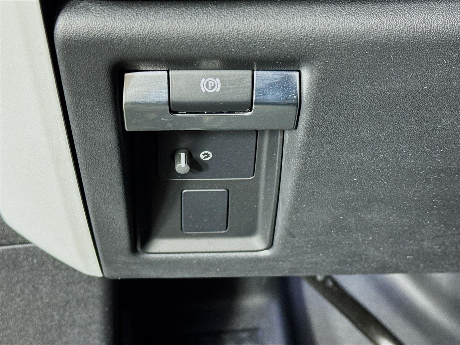 Used 2025 Pangea Green Metallic Land Rover S image 10