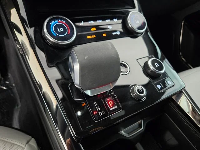 Used 2023 Gray Land Rover SE Dynamic image 23