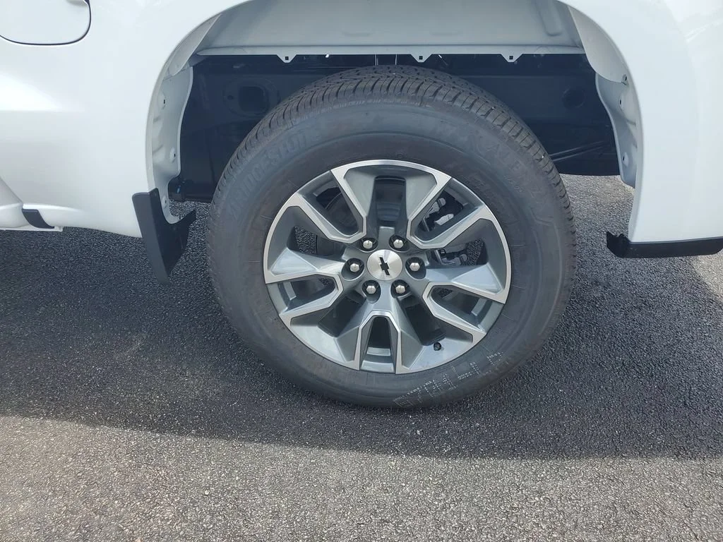 New 2026 Summit White Chevrolet RST image 33