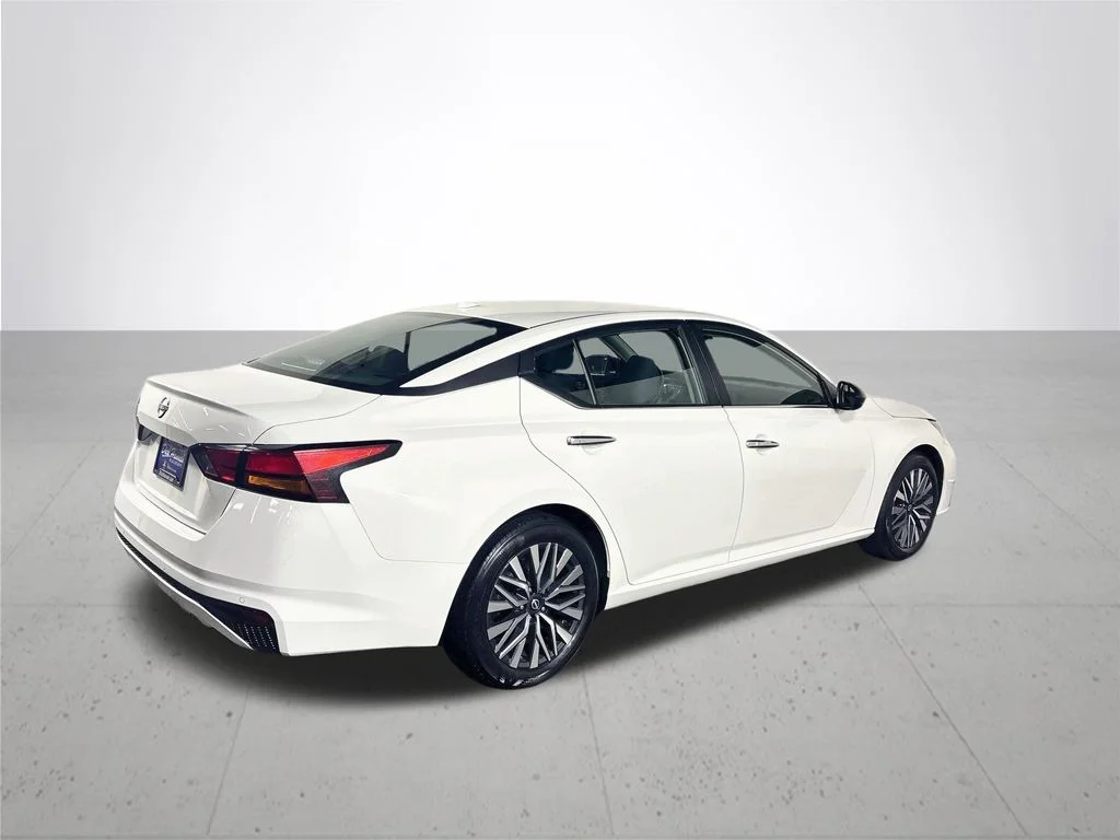 Used 2025 White Nissan 2.5 SV image 6