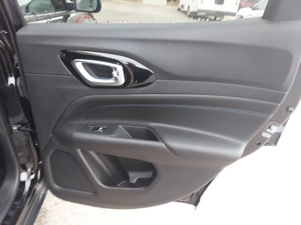 New 2026 Diamond Black Crystal Pearlcoat Jeep Latitude image 35