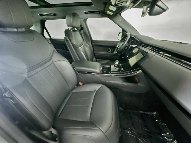 Used 2025  Land Rover SE image 28