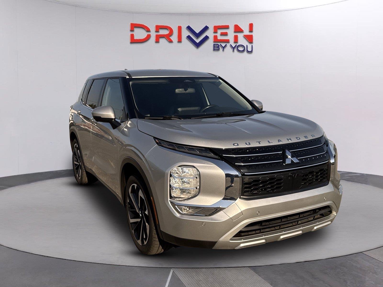 Used 2024 Alloy Silver Metallic Mitsubishi SE image 2
