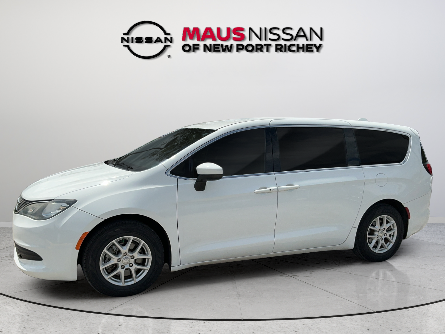 Used 2019 White Chrysler LX image 4