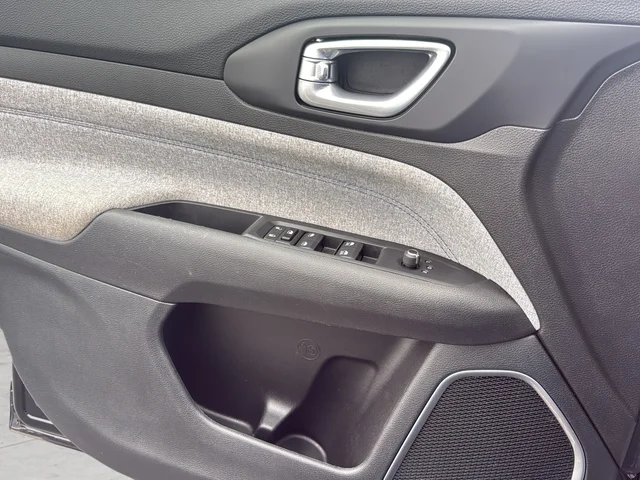 Used 2022 Black Jeep Latitude image 30