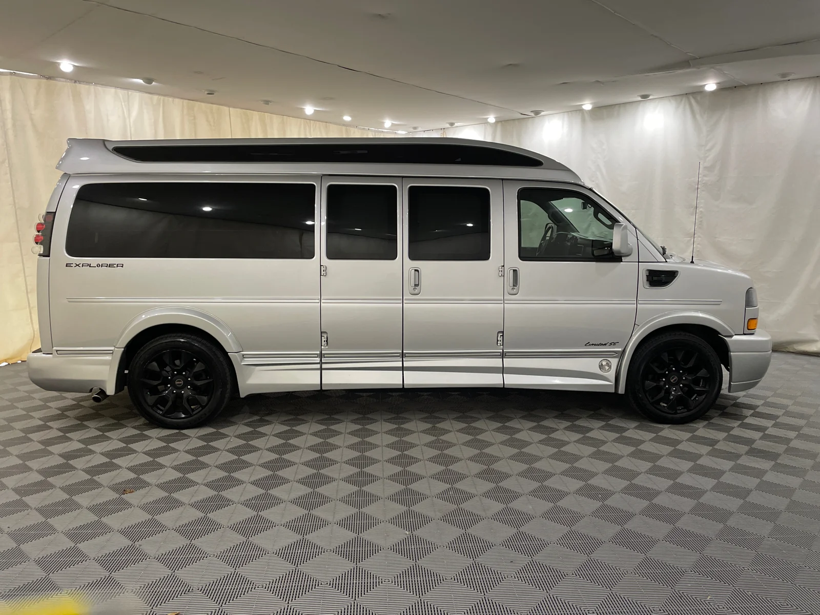 Used 2022 Quicksilver Metallic GMC Work Van image 4