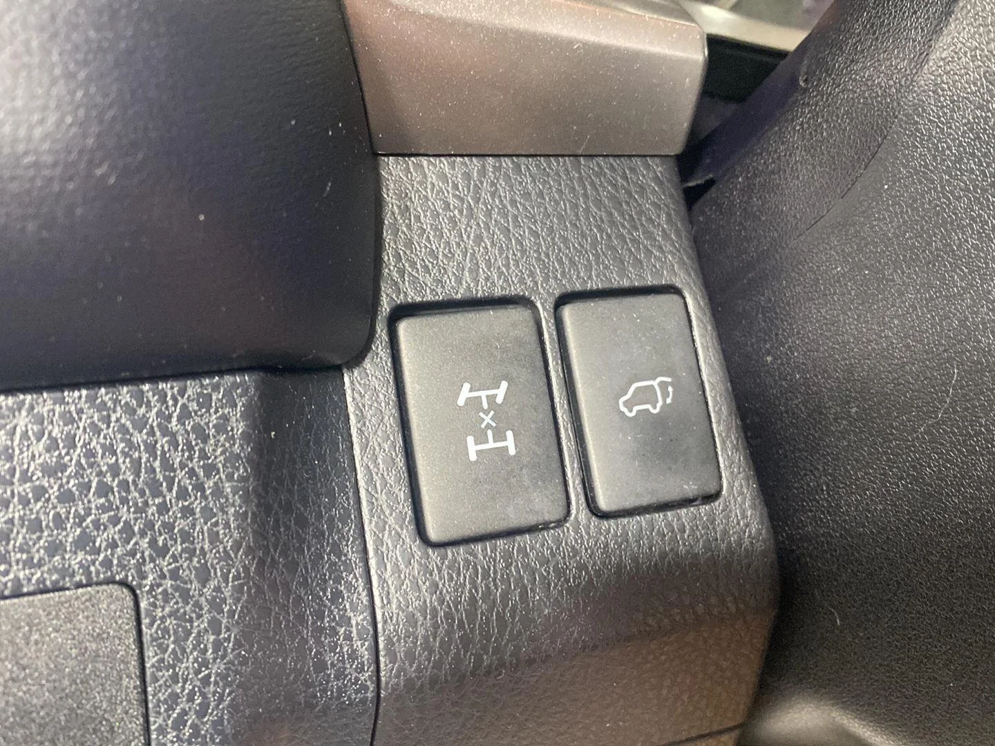 Used 2018 Galactic Aqua Mica Toyota XLE image 23