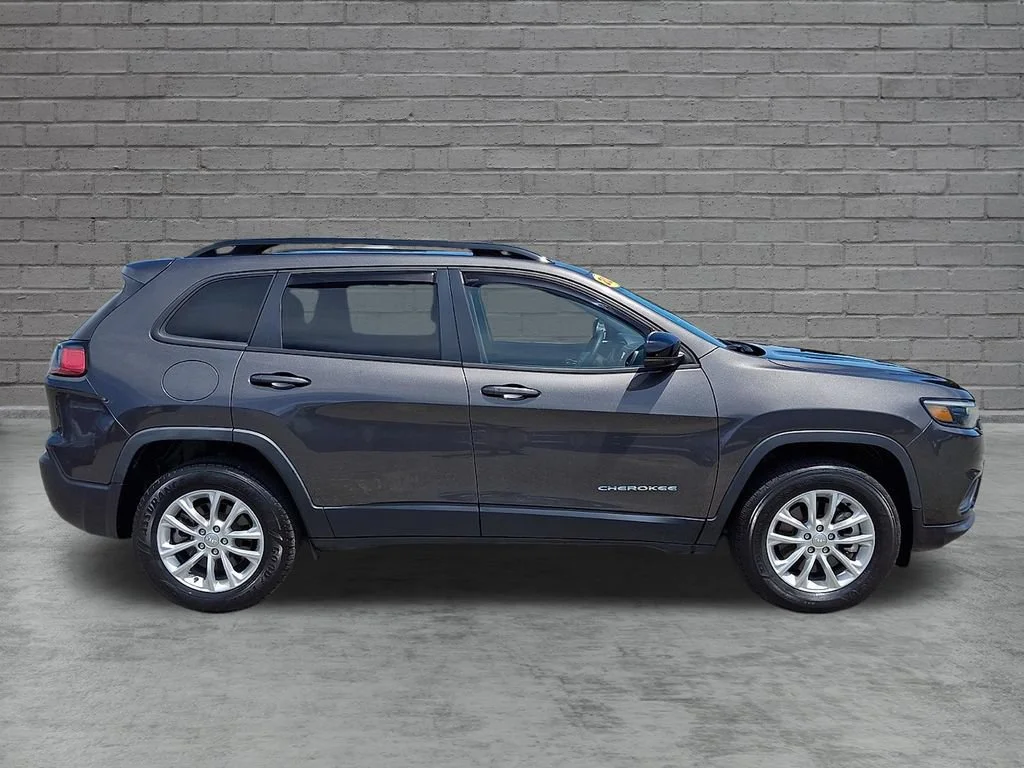 Used 2022 Granite Crystal Metallic Clearcoat Jeep Latitude Lux image 13