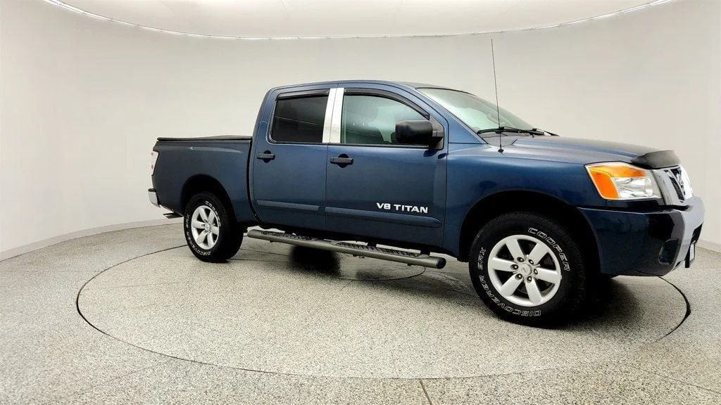Used 2014 Graphite Blue Metallic Nissan 4WD Crew Cab SWB SV image 3