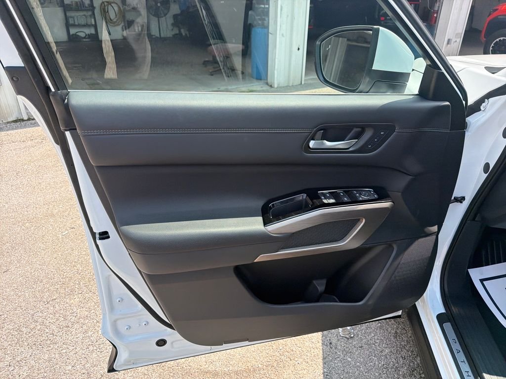 Used 2025 White Nissan Platinum image 12