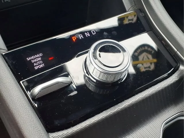 Used 2025  Jeep Limited image 9