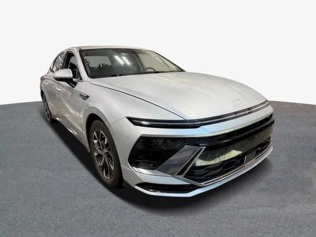 Used 2024 Silver Hyundai SEL image 4
