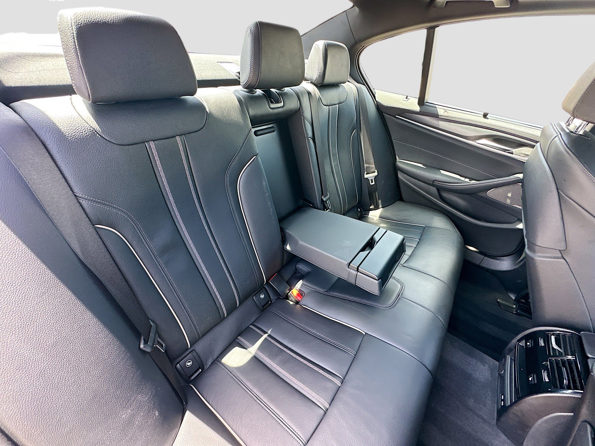 Used 2023 Black Sapphire Metallic BMW M550i xDrive image 23