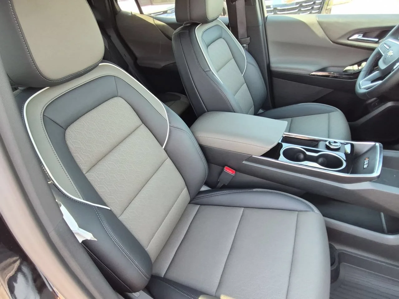 New 2027 Mosaic Black Metallic Chevrolet LT image 28
