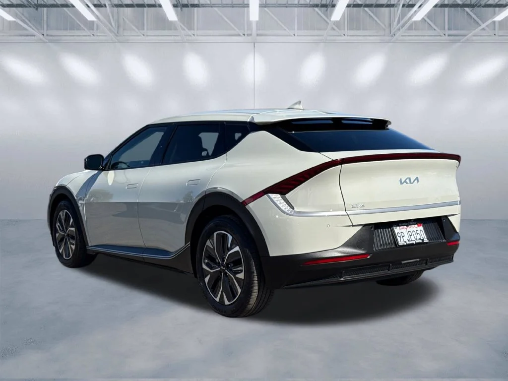 Used 2024 White Kia Light image 4