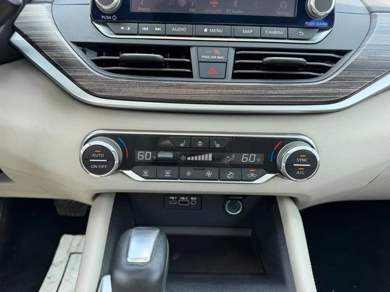 Used 2019 White Nissan 2.5 Platinum image 14