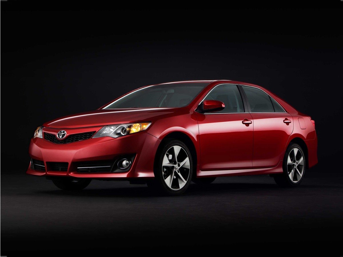 Used 2014 Silver Toyota SE image 1