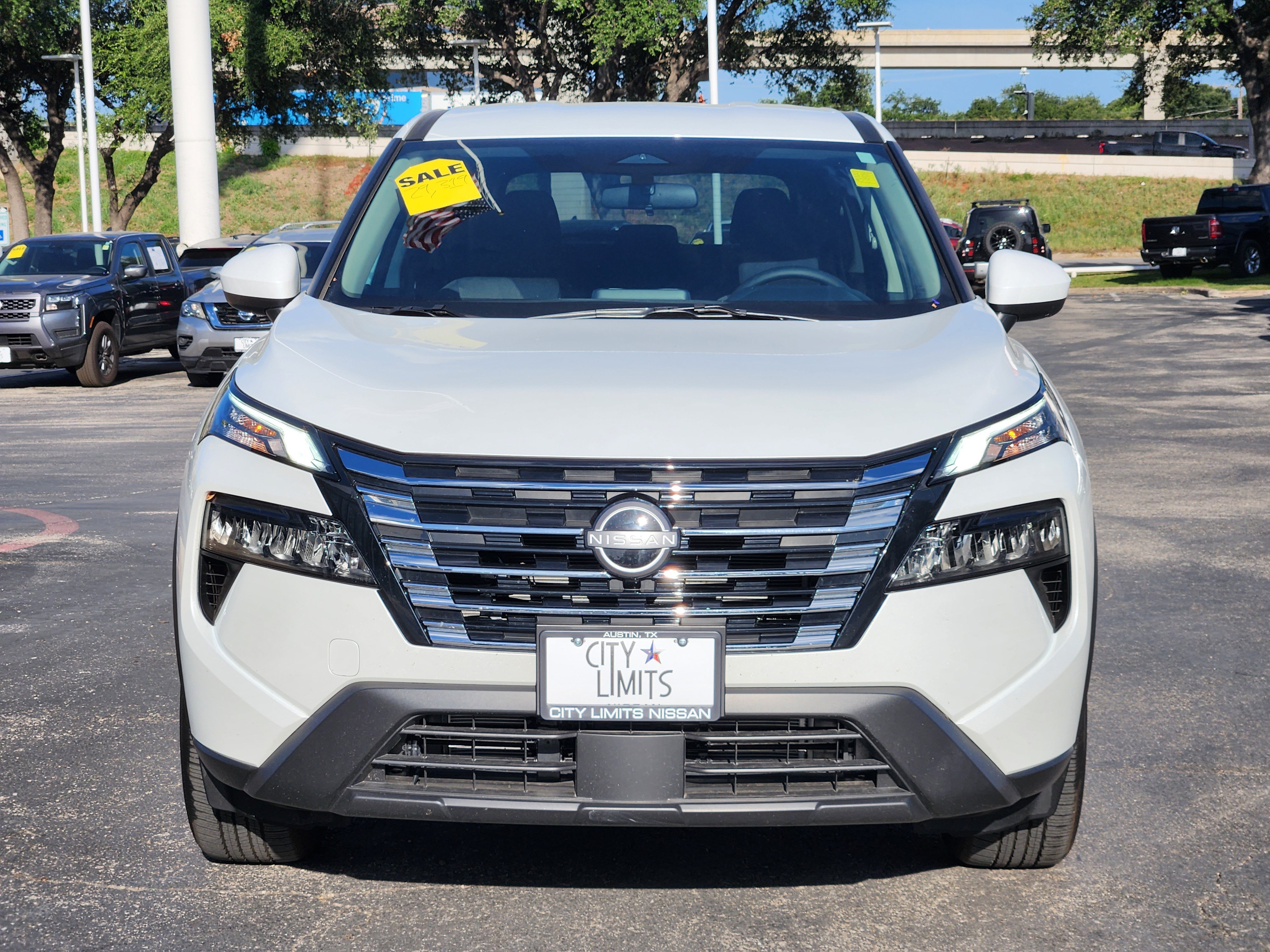 Used 2026 Everest White Pearl Tricoat Nissan SV image 2