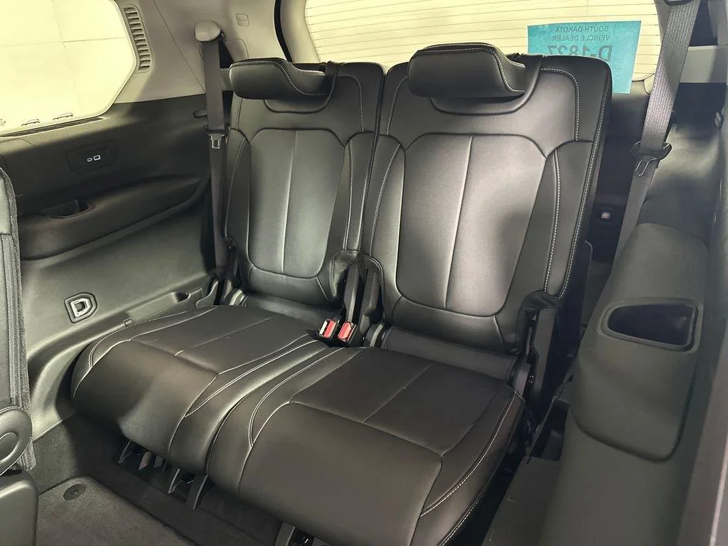 Used 2023 Midnight Sky Jeep Limited image 18
