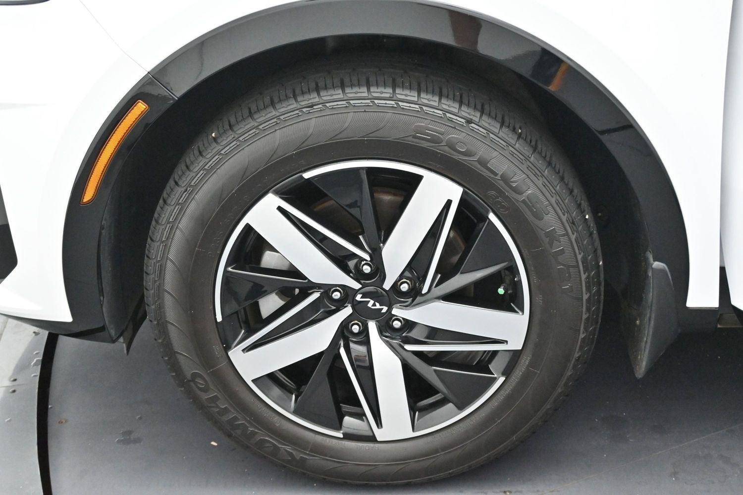 Used 2022 Glacial White Pearl Kia S image 40
