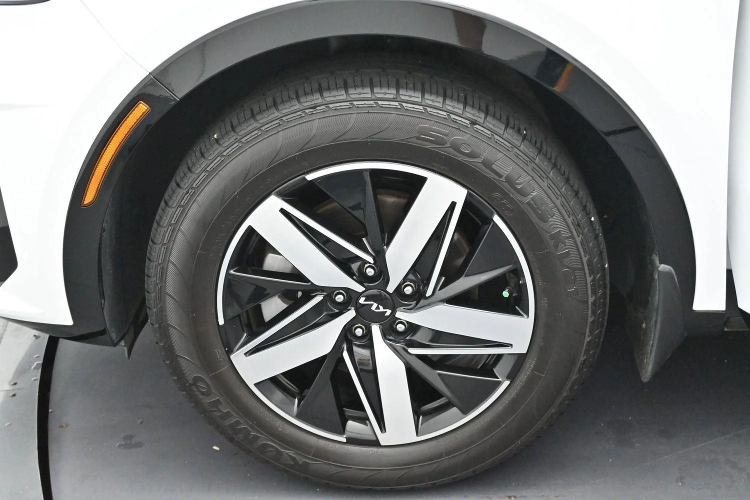Used 2022 Glacial White Pearl Kia S image 40