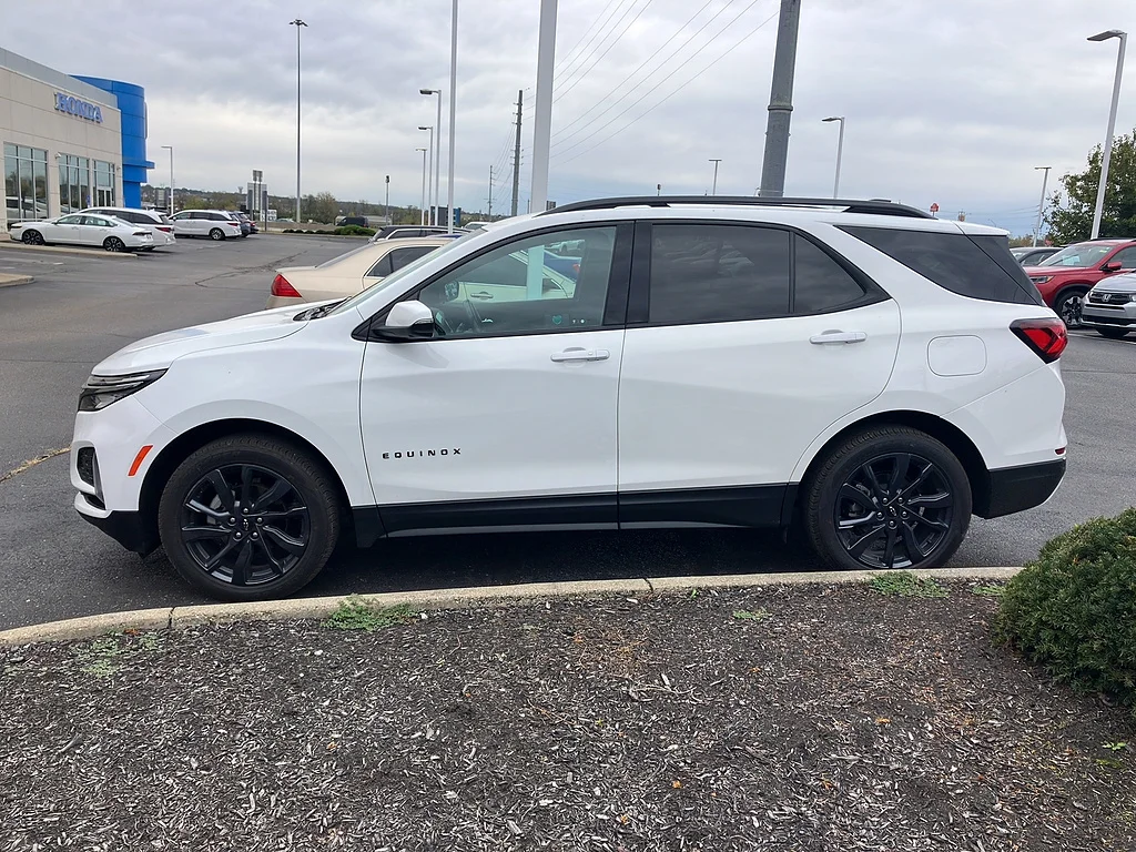 Used 2022 Summit White Chevrolet RS image 4