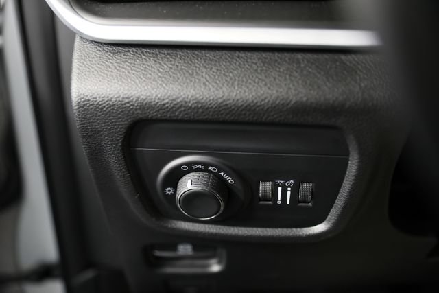 Used 2025 Silver Jeep Laredo image 10