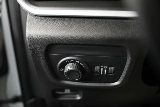 Used 2025 Silver Jeep Laredo X image 10