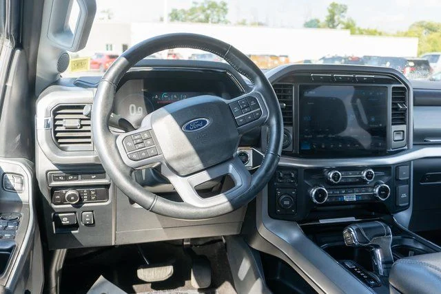 Used 2023  Ford Lariat image 12