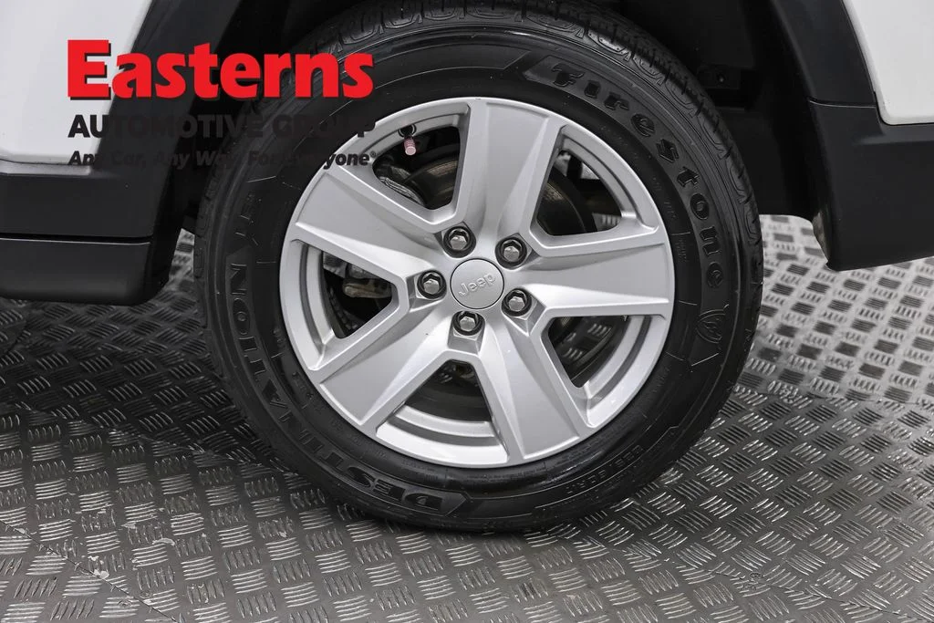 Used 2022 White Jeep Latitude image 33