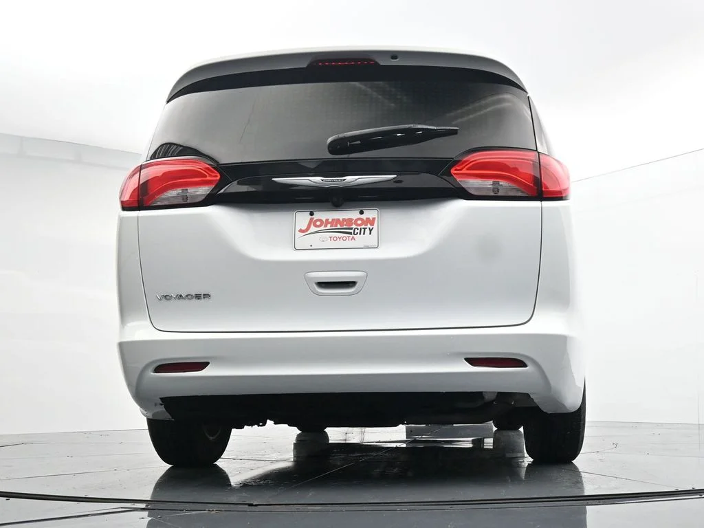Used 2023 White Chrysler LX image 34