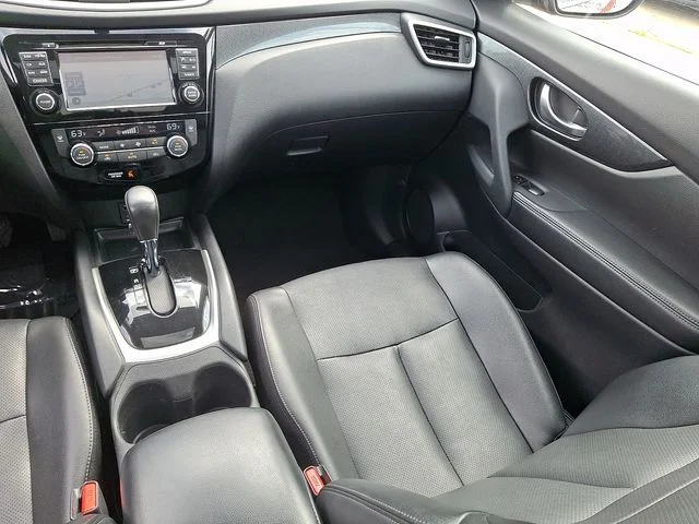 Used 2015 Red Nissan SL image 16