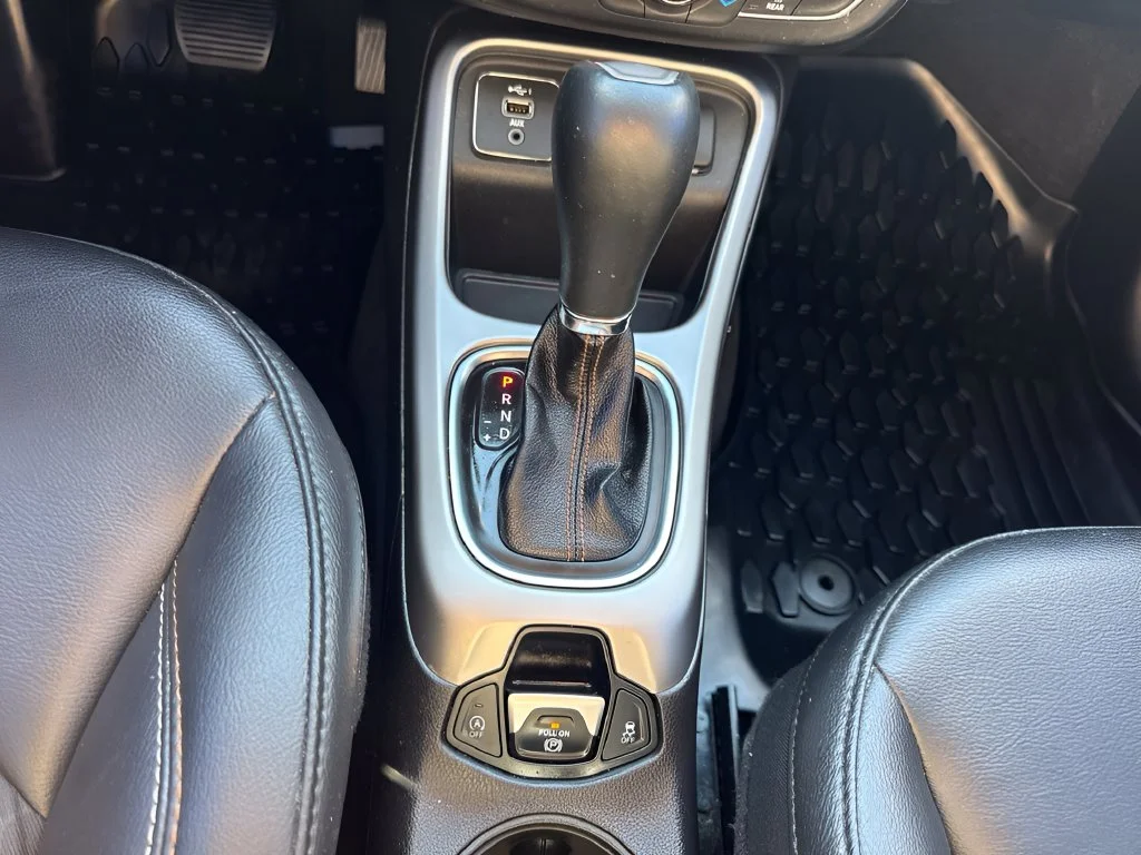 Used 2019 Red Jeep Latitude image 12