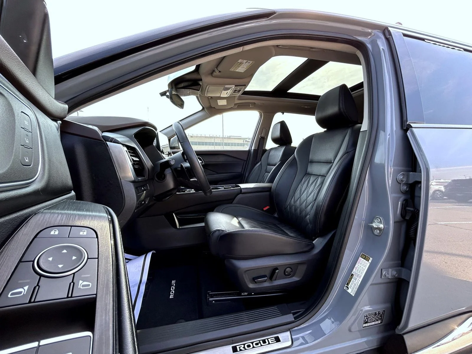 Used 2023 Gray Nissan Platinum image 10