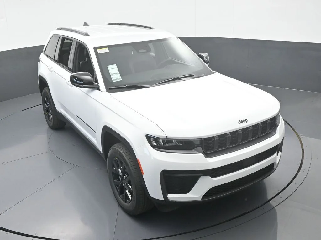 New 2026 Bright White Clear-Coat Exterior Paint Jeep Laredo image 53
