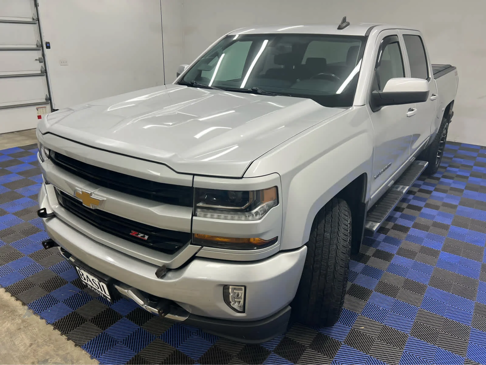 Used 2018 Silver Ice Metallic Chevrolet LT image 3