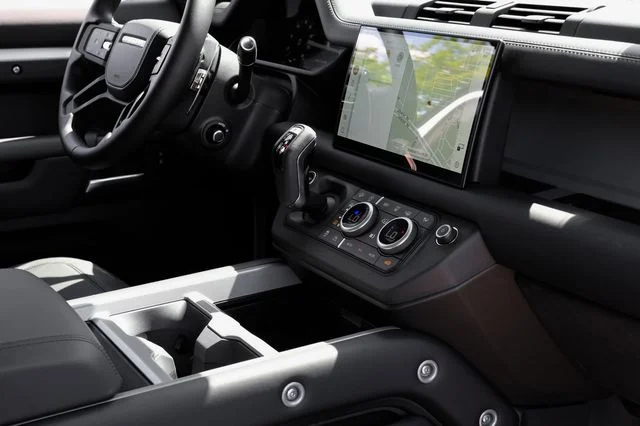 2025 Land Rover Defender V8 - Photo 30