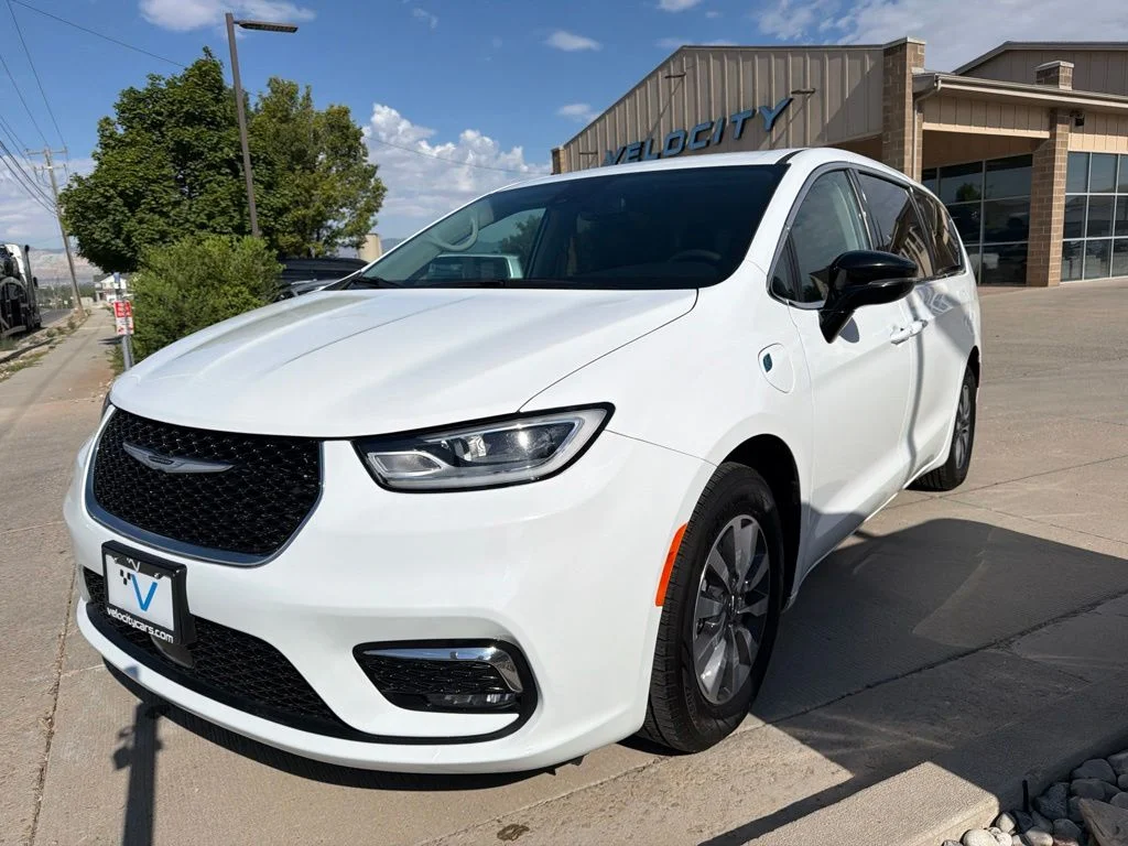 Used 2024 White Chrysler Select image 3