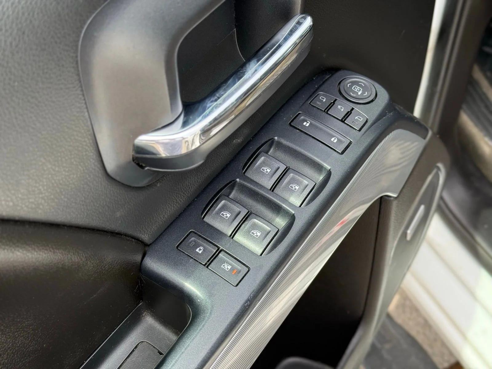 Used 2016 White Chevrolet LTZ image 17