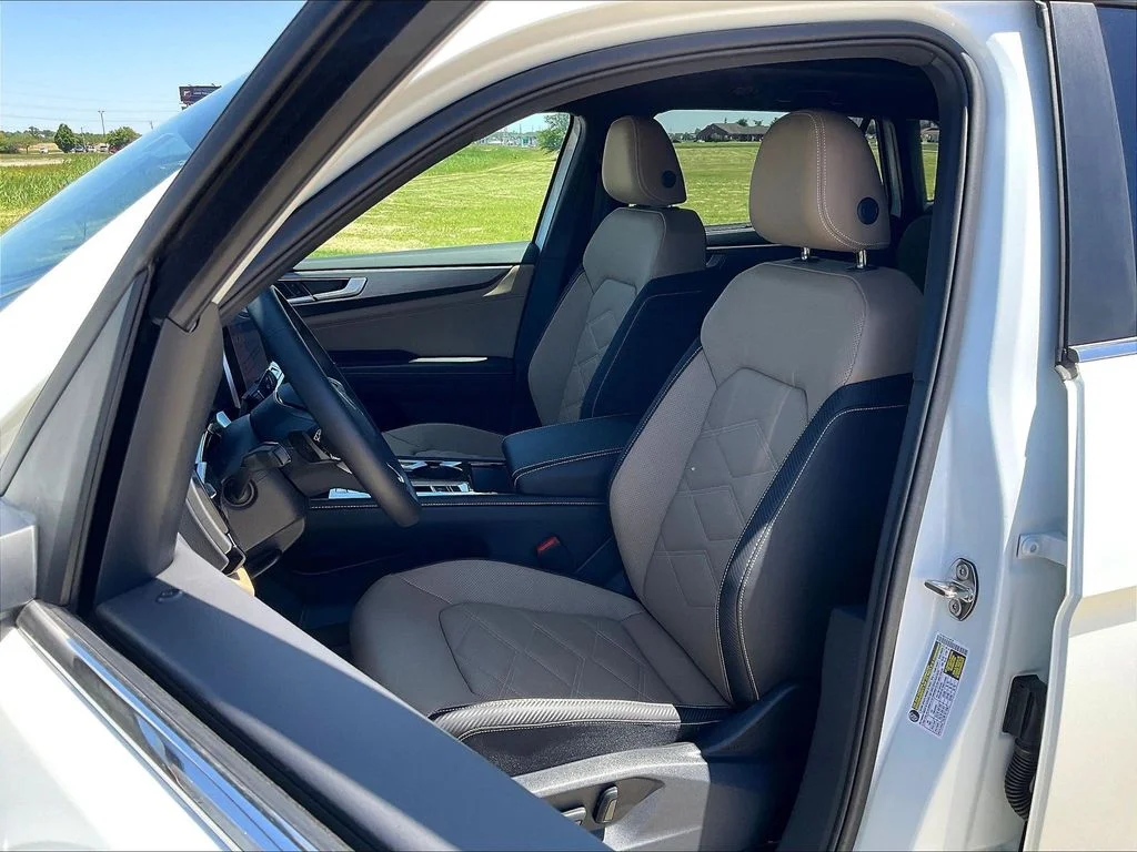 New 2026 White Volkswagen 2.0T SE w/Technology image 10