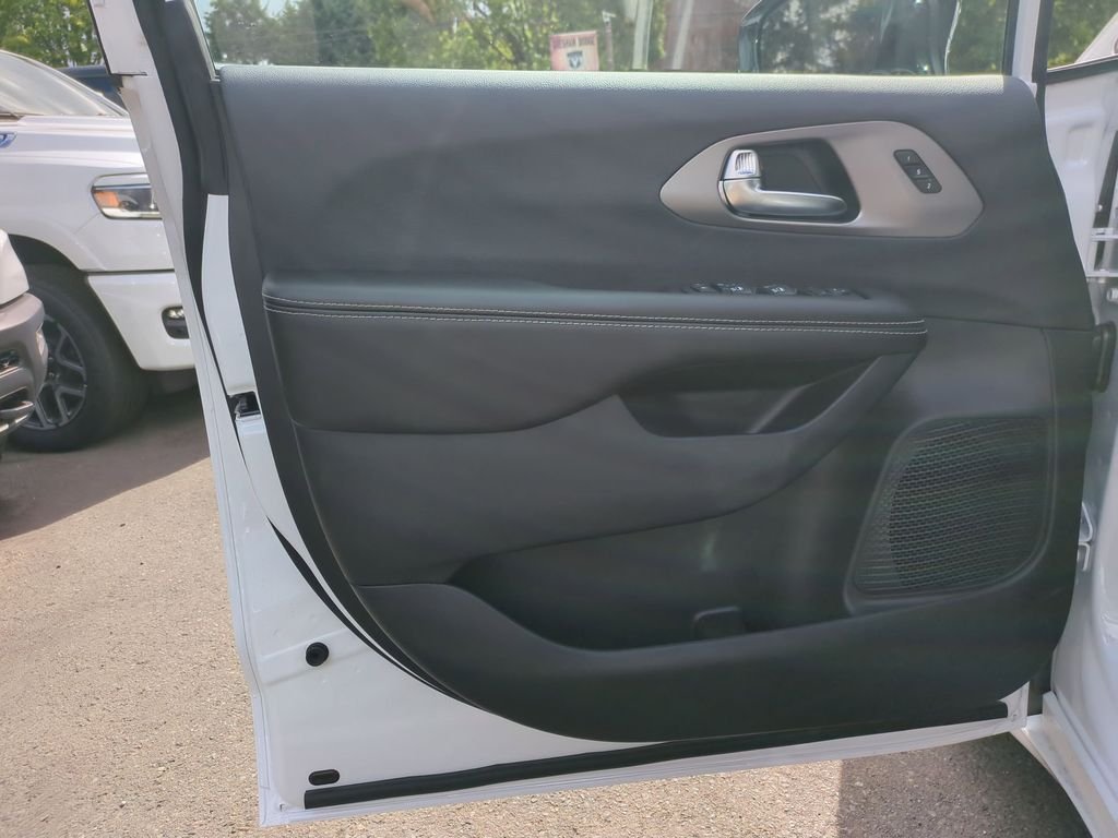 New 2027 Bright White Clear-Coat Exterior Paint Chrysler Select image 11